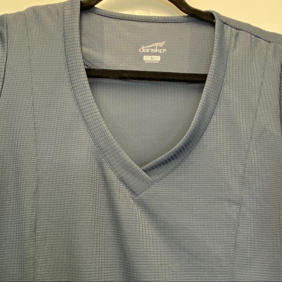 Dansko Scrubs Top Women's Small Blue Pockets Nurse Doctor V-Neck Shirt - Picture 6 of 7